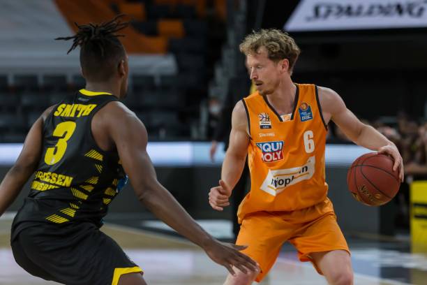 首轮对决中 首轮对决中