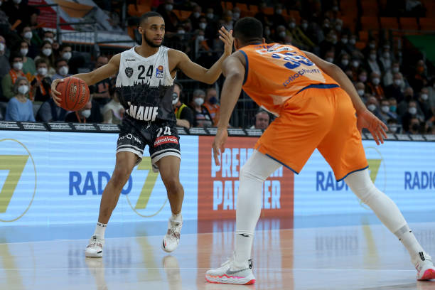 强的防守中 强的防守中